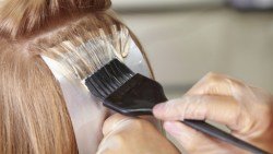 أضرار صبغة الشعر على المرأة الحامل